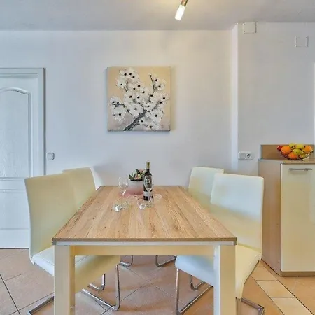 Ferienwohnung Fuer 4 Personen Ca 40 Qm In Medulin, Istrien Suedkueste Von Istrien - B60171 *