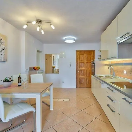 Ferienwohnung Fuer 4 Personen Ca 40 Qm In Medulin, Istrien Suedkueste Von Istrien - B60171 *